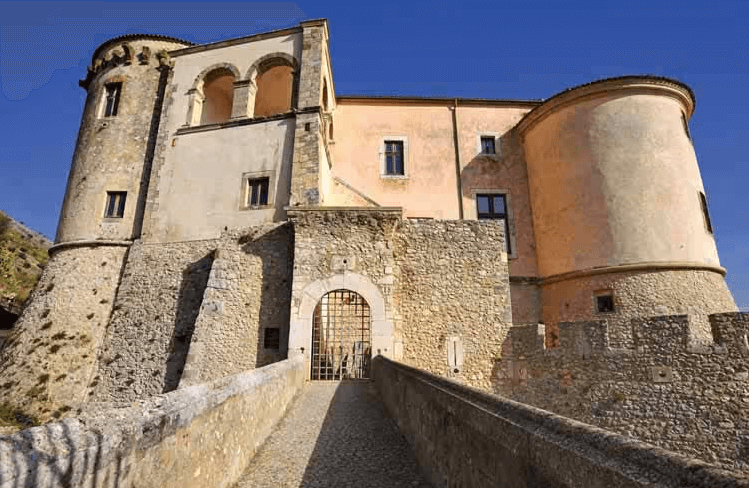 Castello Pandone isernia guida viaggio