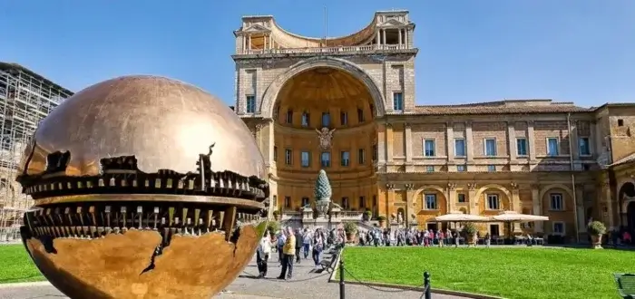 Cortile della Pigna