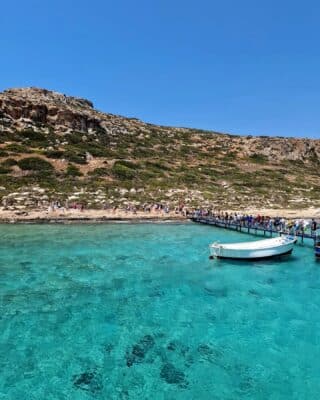 nava attracca al molo di laguna di balos a creta